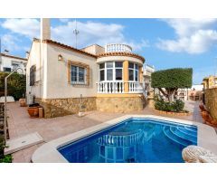 CHALET ESQUINA CON PISCINA, SOLÁRIUM Y GARAJE