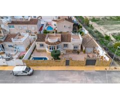 CHALET ESQUINA CON PISCINA, SOLÁRIUM Y GARAJE