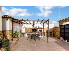 CHALET ESQUINA CON PISCINA, SOLÁRIUM Y GARAJE