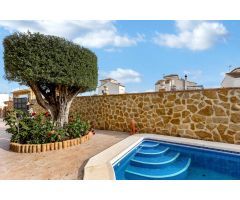 CHALET ESQUINA CON PISCINA, SOLÁRIUM Y GARAJE