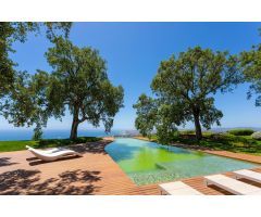 Villa de Lujo con Vistas Panorámicas al Mar en la Costa del Sol