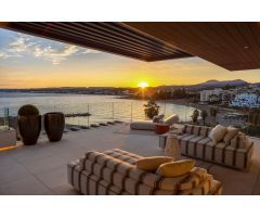 Exclusivo apartamento de 4 dormitorios con vistas al mar en Estepona.