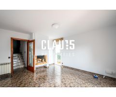 Casa esquinera en alquiler en primera línea de mar – Santa Susanna