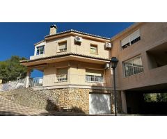 CHALET PARA VIVIR ,CON VIVIENDA MUY GRANDE Y PISCINA