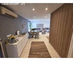 Vivienda contemporánea con patio interior y balcón junto al mar