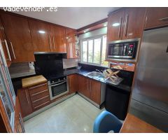 Vivienda contemporánea con patio interior y balcón junto al mar