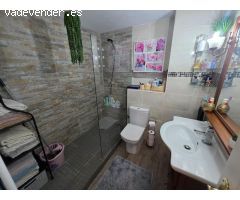 Vivienda contemporánea con patio interior y balcón junto al mar