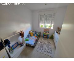 Vivienda contemporánea con patio interior y balcón junto al mar
