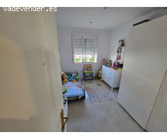 Vivienda contemporánea con patio interior y balcón junto al mar