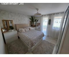 Vivienda contemporánea con patio interior y balcón junto al mar