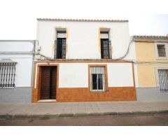 CASA CON SALIDA A DOS CALLES,EN PUEBLA DE LA CALZADA.
