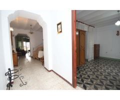 CASA CON SALIDA A DOS CALLES,EN PUEBLA DE LA CALZADA.