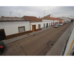CASA CON SALIDA A DOS CALLES,EN PUEBLA DE LA CALZADA.