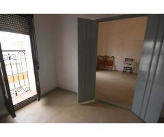 CASA CON SALIDA A DOS CALLES,EN PUEBLA DE LA CALZADA.