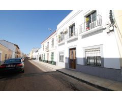 Vivienda con salida a dos calles y apartamento en piso de arriba, próxima al convento de Montijo