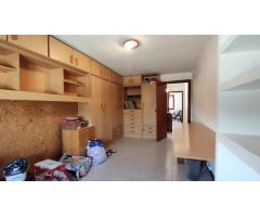 ¡Se vende amplio y luminoso piso en el Grup 25 de Setembre de Rubí!