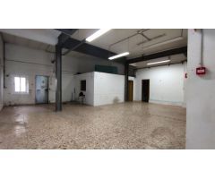 Amplio Local Comercial en Alquiler en la Entrada Principal de Rubí
