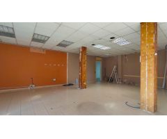Amplio Local Comercial en Alquiler en la Entrada Principal de Rubí