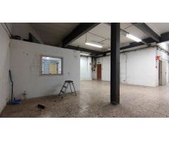 Amplio Local Comercial en Alquiler en la Entrada Principal de Rubí