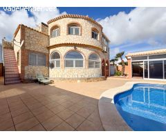 Chalet Independiente con Piscina en Orihuela Costa