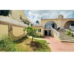 Casa pareado de una planta (2 dormitorios) en parcela de 370 m² con jardín y gran piscina privada!
