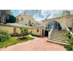 Casa pareado de una planta (2 dormitorios) en parcela de 370 m² con jardín y gran piscina privada!