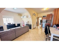 Casa pareado de una planta (2 dormitorios) en parcela de 370 m² con jardín y gran piscina privada!