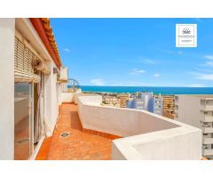 ¡Maravilloso ático (118 m²) en dos plantas con increíbles vistas al mar, amplias terrazas y piscina!