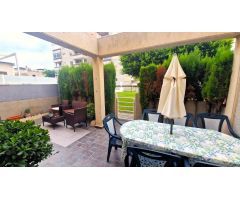 ¡Casa adosada de dos plantas (100 m²), amplia terraza privada, jardín comunitario y gran piscina!