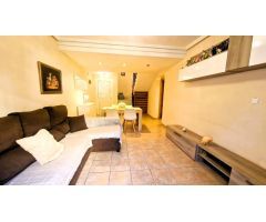 ¡Casa adosada de dos plantas (100 m²), amplia terraza privada, jardín comunitario y gran piscina!