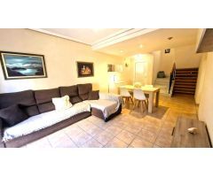¡Casa adosada de dos plantas (100 m²), amplia terraza privada, jardín comunitario y gran piscina!