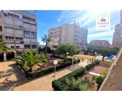 ¡Apartamento (63 m²) con gran terraza acristalada en urbanización cerrada con jardín y gran piscina!