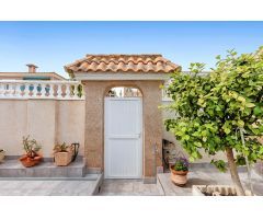 Exclusiva villa independiente de estilo mediterráneo con vistas al mar y piscina privada