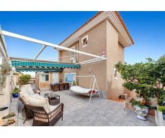 Exclusiva villa independiente de estilo mediterráneo con vistas al mar y piscina privada