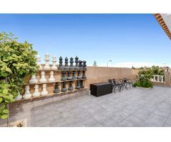 Exclusiva villa independiente de estilo mediterráneo con vistas al mar y piscina privada