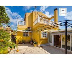 Chalet independiente de dos plantas (aprox. 150 m²) en una de las zonas más populares de Torrevieja.