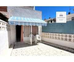 Casa adosada (66 m²) para reformar. ¡Ubicación céntrica, gran piscina, y a 900 m de Playa del Cura!