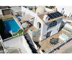 Exclusiva villa independiente con múltiples espacios privados en Blue Lagoon, Villamartín