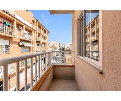 Acogedor apartamento céntrico (57 m²-2.ª planta), 2 dorm, 2 pl de garaje y 600 m del paseo marítimo.