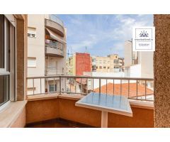 Apartamento céntrico con 3 dormitorios, 2 baños y terraza — ¡a solo 750 m de la playa!