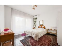 Apartamento céntrico con 3 dormitorios, 2 baños y terraza — ¡a solo 750 m de la playa!