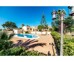 This is  a typical Spanish style Villa with land and fruit-trees for sale