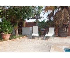 Chalet Independiente en Playa Honda – Jardín, Piscina Privada y Excelente Conectividad