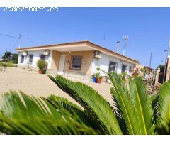 ¡OPORTUNIDAD ÚNICA EN LA RODA! Vivienda con amplio terreno y todas las comodidades