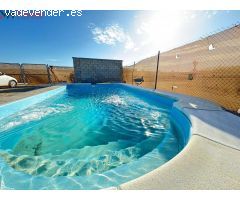 ¡Oportunidad única! Parcela rústica con piscina y casa de panel sandwich en esquina – 69.900?€