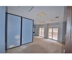 LOCAL EN CENTRO DE TORREVIEJA A 250 METROS DE LA PLAYA CON POSIBLIDAD DE APARTAMENTO