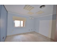LOCAL EN CENTRO DE TORREVIEJA A 250 METROS DE LA PLAYA CON POSIBLIDAD DE APARTAMENTO