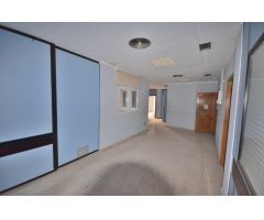 LOCAL EN CENTRO DE TORREVIEJA A 250 METROS DE LA PLAYA CON POSIBLIDAD DE APARTAMENTO