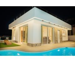 PRECIOSA VILLA CON VISTAS AL CAMPO DE GOLF “LA MARQUESA”!