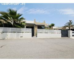 CHALET INDEPENDIENTE EN URBANIZACION CON PISCINA PROPIA Y JARDIN